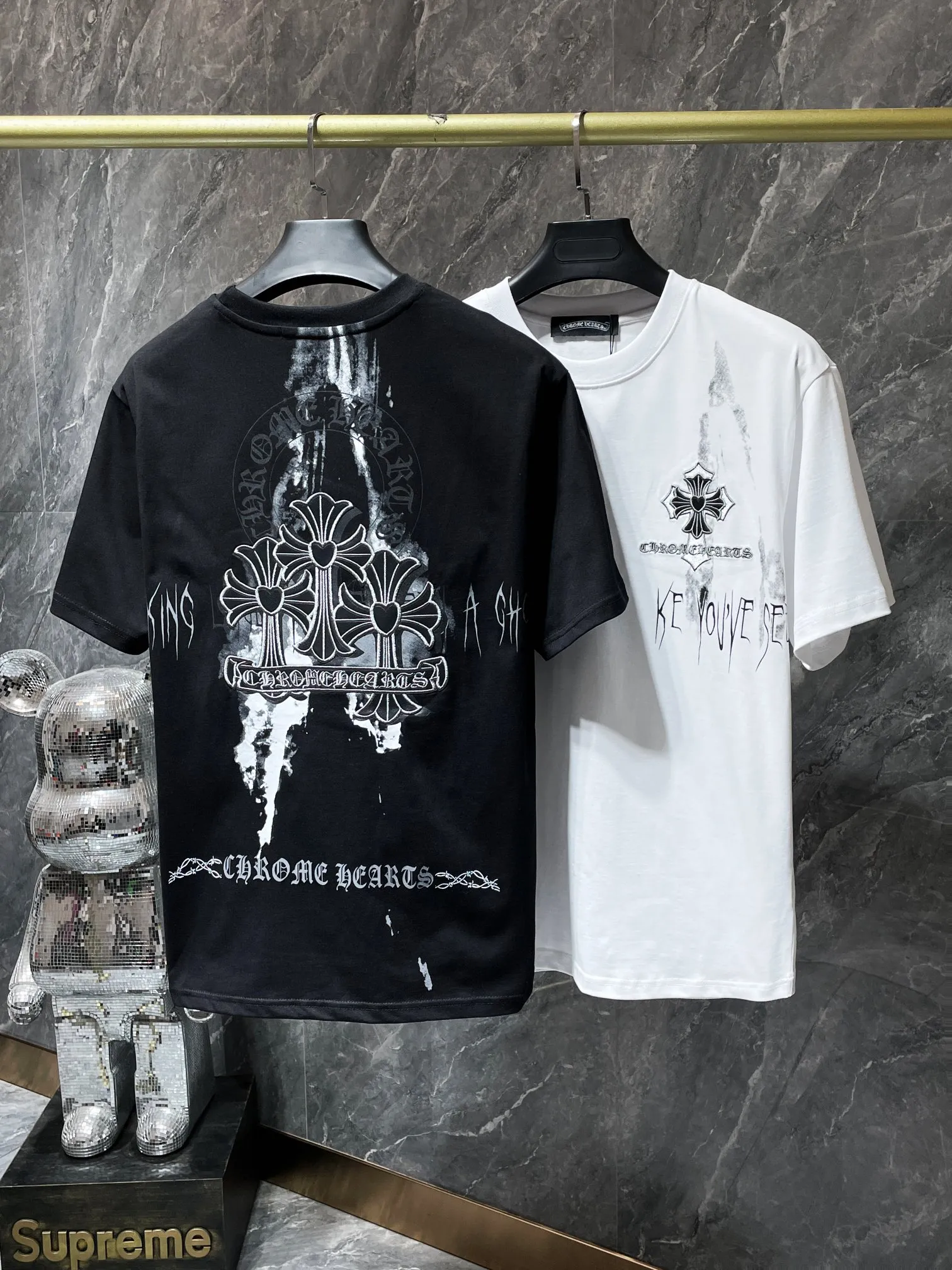P164 New Chrome Hearts 24ss for summer. High-weight, environmentally friendly, high-quality top-grade fabric. 280g. Crocodile hoof embroidery, overlapping cross, spray-printed short sleeves. Imported environmentally friendly glue printing and dyeing. Counter synchronization. 1:1 replica version. Recommended color: black white. Size: S, M, L, XL